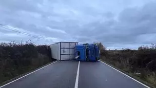 Habilitan un carril como paso alternativo tras el vuelco de un camión en la CC-158, a la altura de Montehermoso
