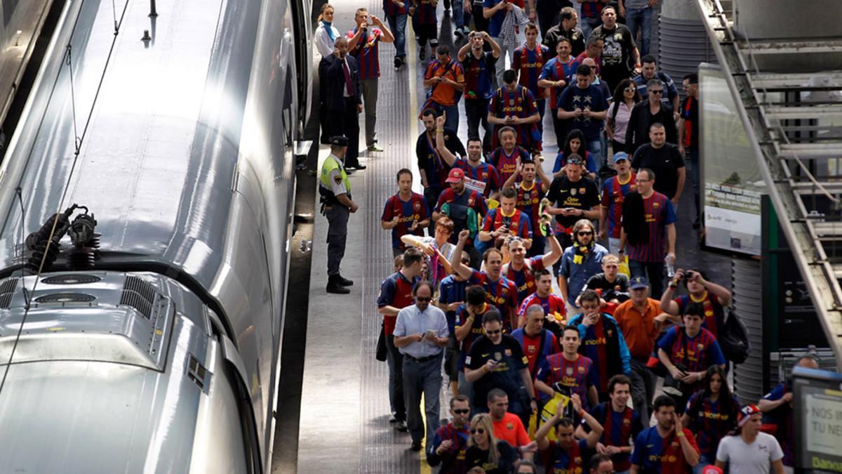 El tren es la fórmula escogida por miles de aficionados para acudir a los estadios de fútbol