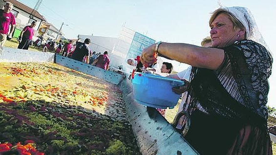 Una paellera industrial para la gran paellona anual de Miranda. / ricardo solís