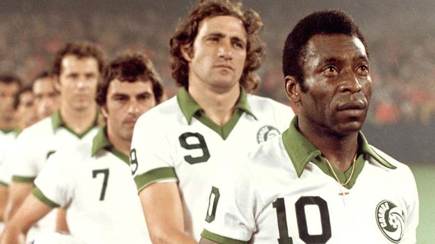 Giorgio Chinaglia junto a Pelé cuando jugaron juntos en el Cosmos de Estados Unidos