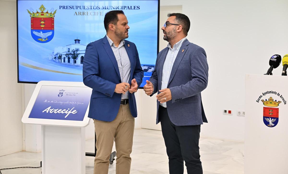 Yonathan de León (i) y Echedey Eugenio, este lunes, en la presentación de los Presupuestos de Arrecife para 2026.