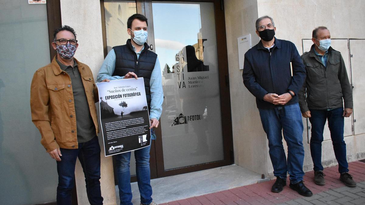 El acto de presentación de la primera exposición en la sala fotográfica.