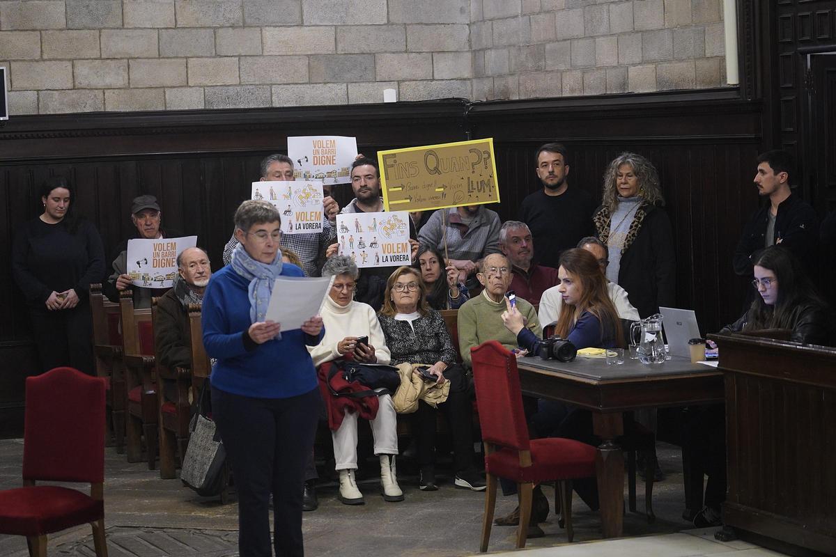Les fotos de la protesta dels veïns de Torre Gironella davant de l'Ajuntament de Girona
