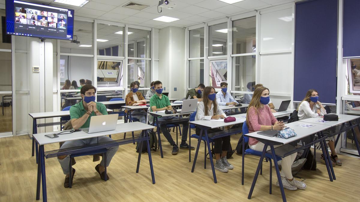 Estudiantes de ESIC Sevilla durante una de sus clases presenciales
