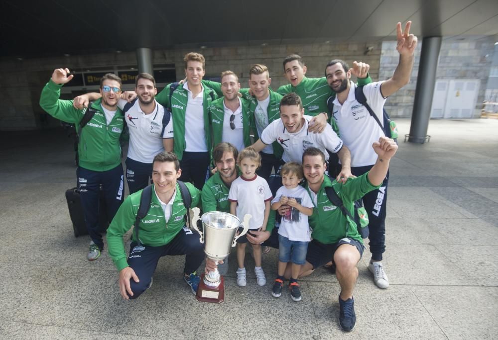 Los jugadores del Liceo regresan a casa tras conquistar la Supercopa de España