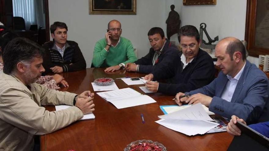 Una de las reuniones para revisar el grado de cumplimiento del pacto tripartito.