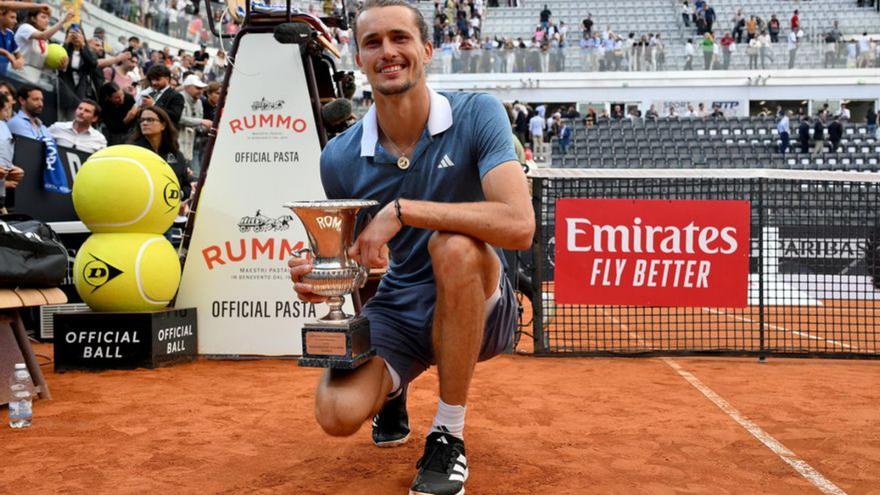 Zverev posa con el trofeo de campeón. |  // EFE