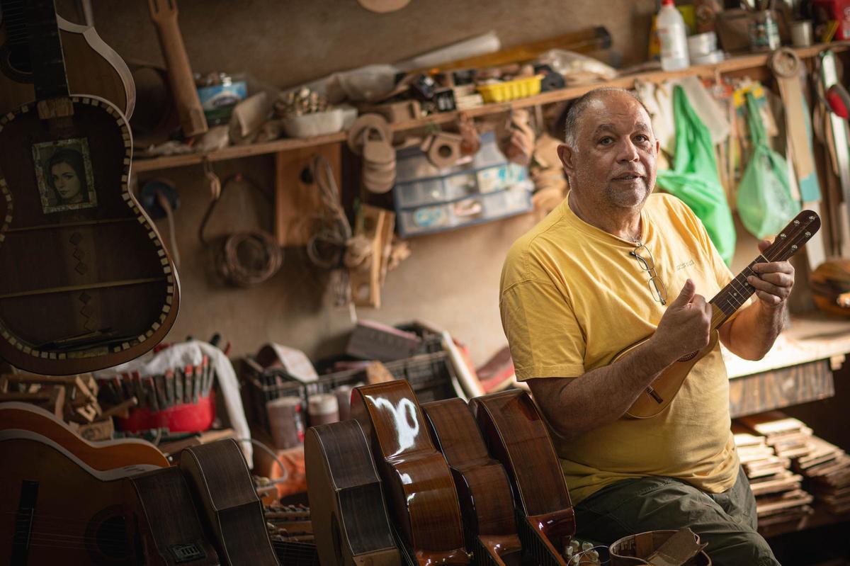 Martín tocando una canción con el timple