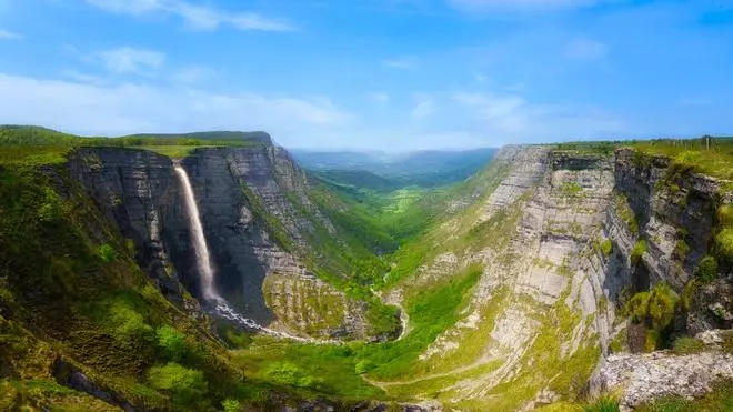 Parece Islandia, pero es España: la cascada más alta de la Península Ibérica, a 200 metros sobre el vacío