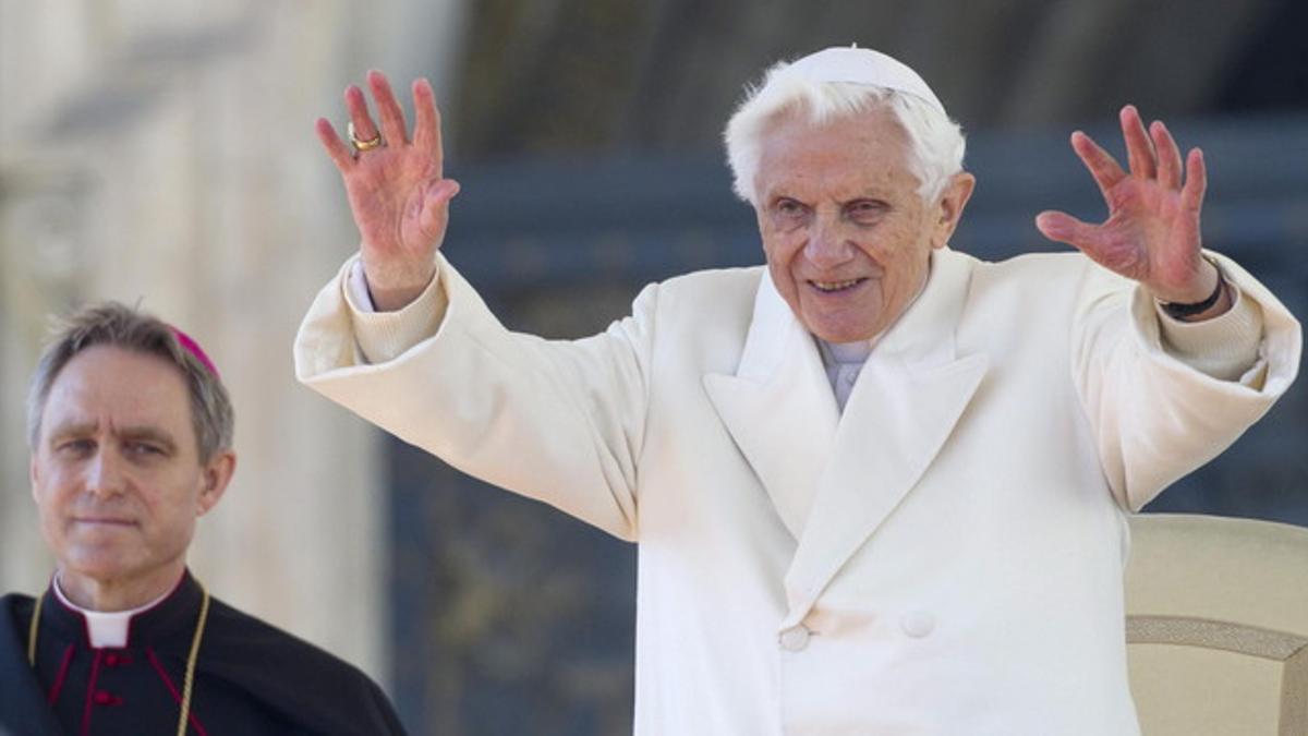 Benedicto XVI, este miércoles, durante su última audiencia pública en la plaza de San Pedro en el Vaticano.