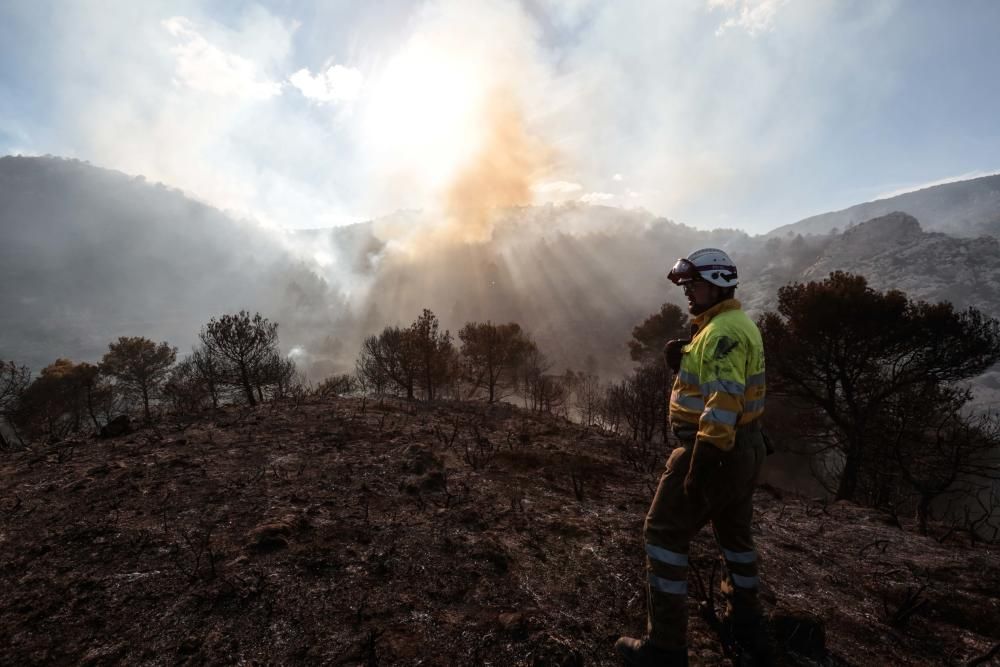 Un incendio forestal pone en alerta a la sierra de Aitana