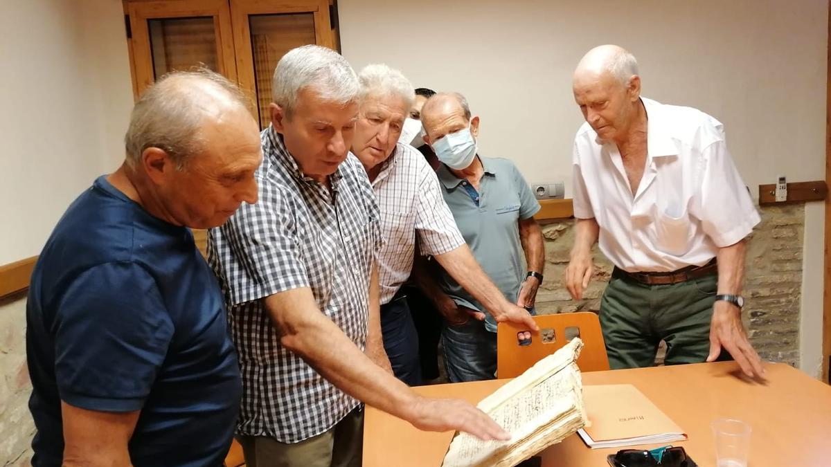 Vicente Claramunt presenta el libro a los miembros de la cofradía.