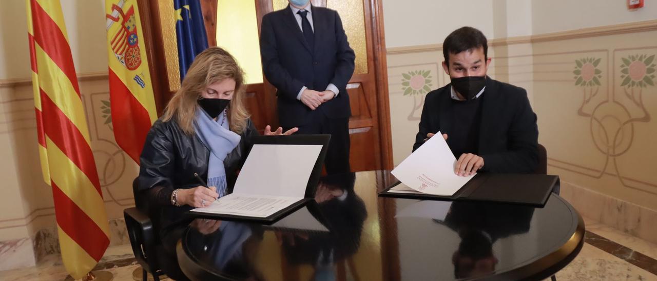 Marco, Puig y Marzà, durante el acto de la firma.