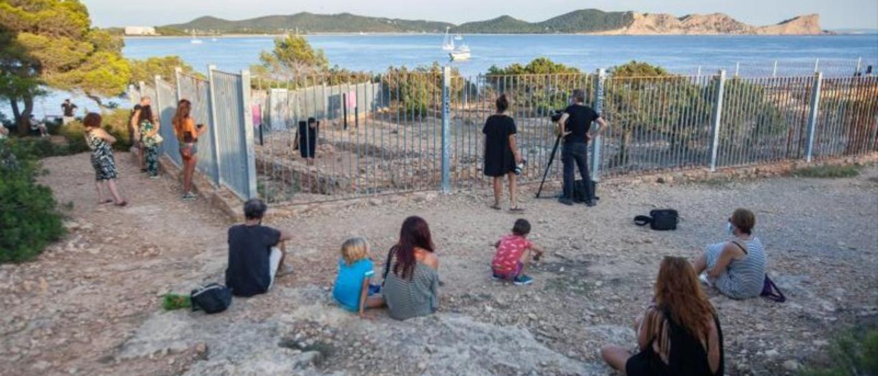 Un momento de la &#039;performance&#039; de Paula Baeza en sa Caleta