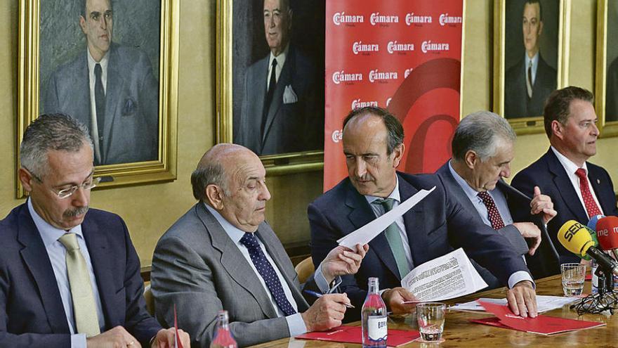 Por la izquierda, Santiago Martín (director del área de agroalimentación de El Corte Inglés en Asturias), Santiago Menéndez, Fernando Fernández-Kelly, Ángel Moreno y Félix Baragaño.