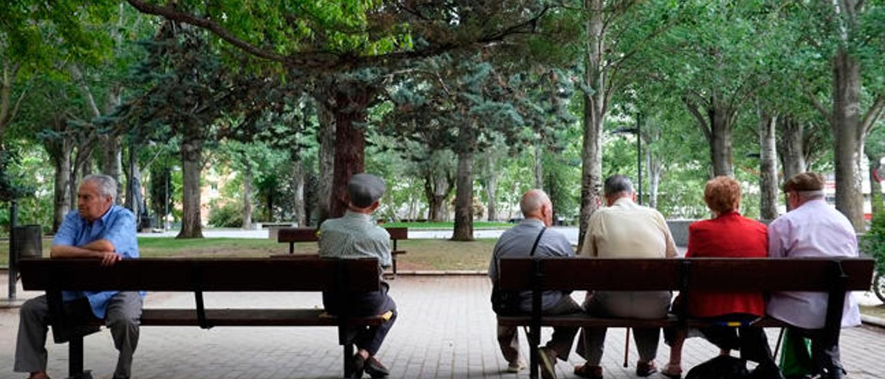 Jubilados sentados en un parque en Galicia // Eva González