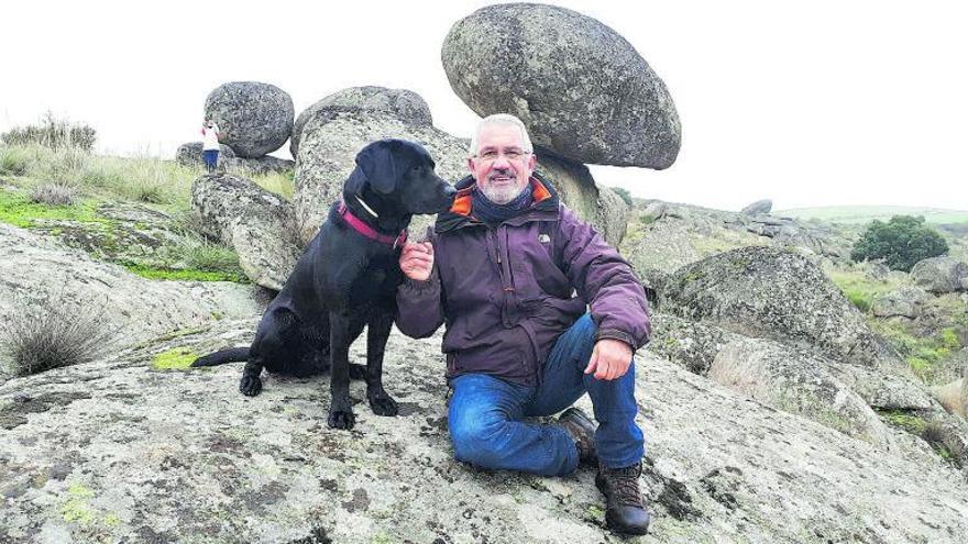 Manuel Pérez en el mirador de Pozocincho, en Muelas del Pan, junto a su perro Tom. | M. P.