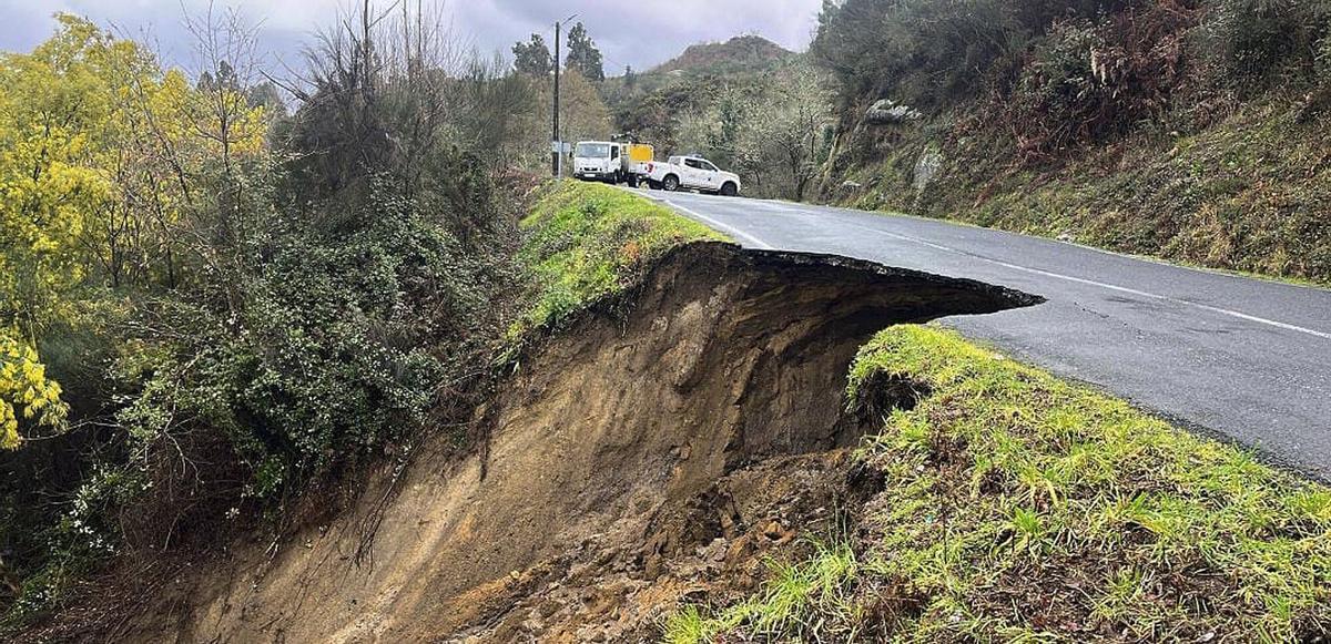 Derrumbe de parte de la calzada de una carretera en Carballeda de Avia, tras un temporal, este año.