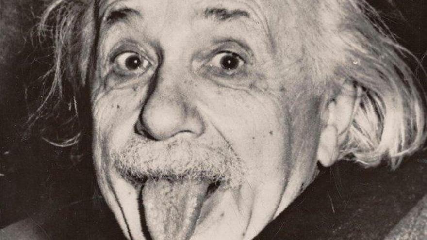 Subastan la copia más antigua de la foto de Albert Einstein sacando la lengua