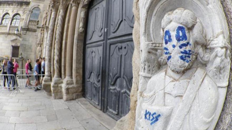 La Catedral de Santiago amanece con una pintada de Kiss: se busca al responsable