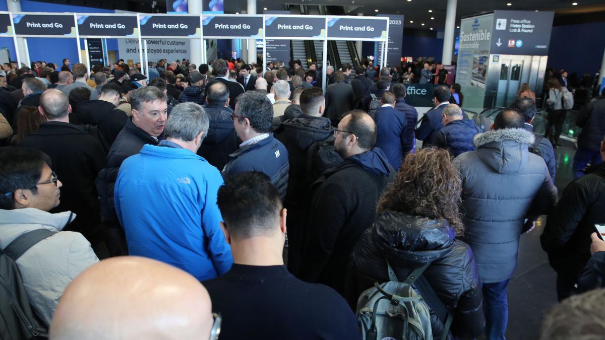  Colas de acceso en la entrada del salón ISE