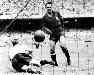 El davanter Zarra supera el porter d’Anglaterra, Williams, i marca el gol que va classificar Espanya per a la fase final del Mundial del 1950. El quart lloc aconseguit al Brasil és la millor classificació de la història espanyola.