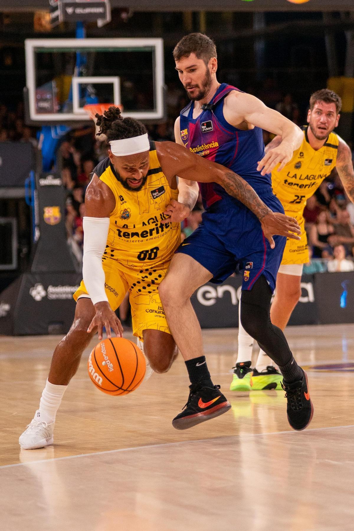 Patty Mills trata de marcharse de Darío Brizuela.