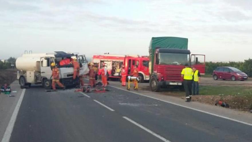 Herido al chocar un vehículo de transporte de gasolina y un camión en Vva. de Castellón