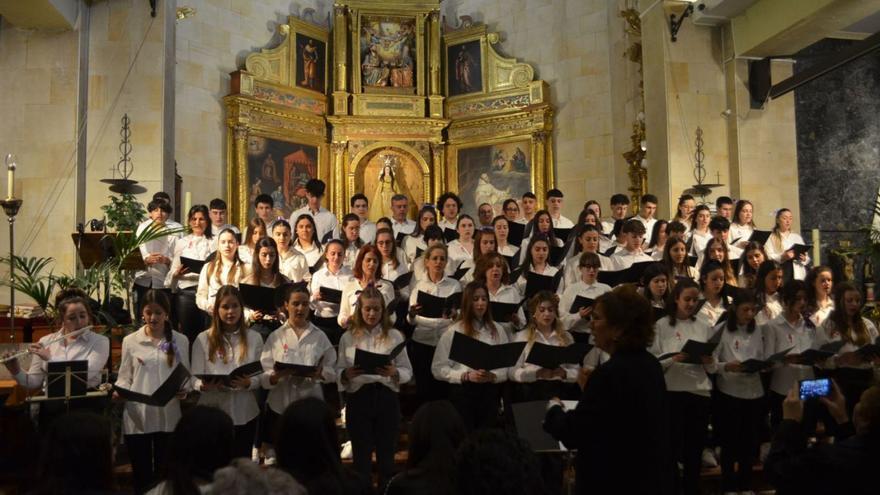 El coro del IES Los Sauces durante el concierto. | E. P.