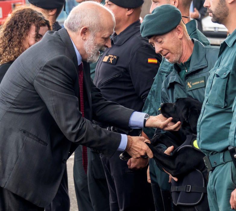 El director general de la Guardia Civil, Felix Azón con uno de los perros de rescate.