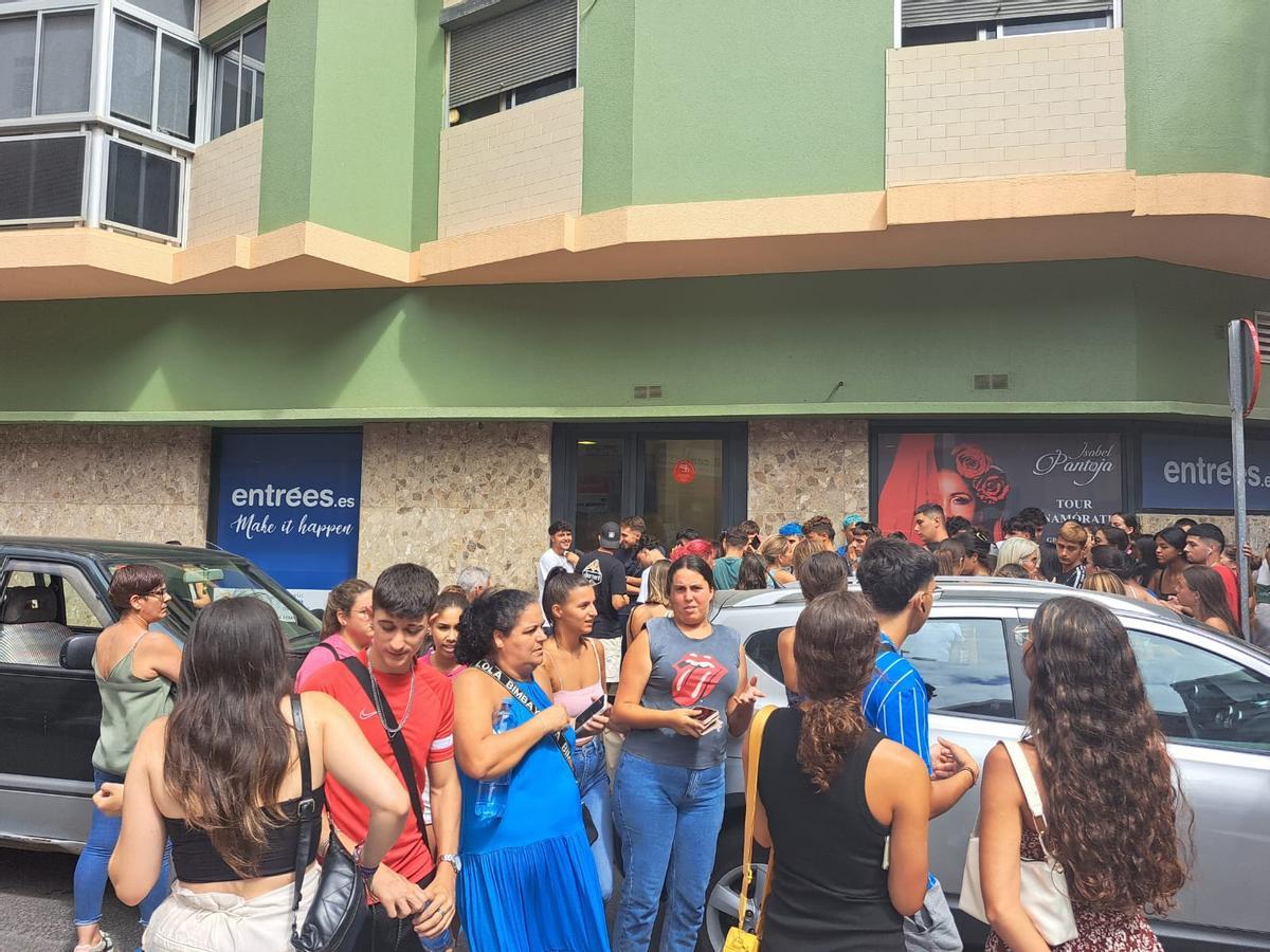Colas para conseguir la entrada del concierto de Quevedo en Las Palmas de Gran Canaria