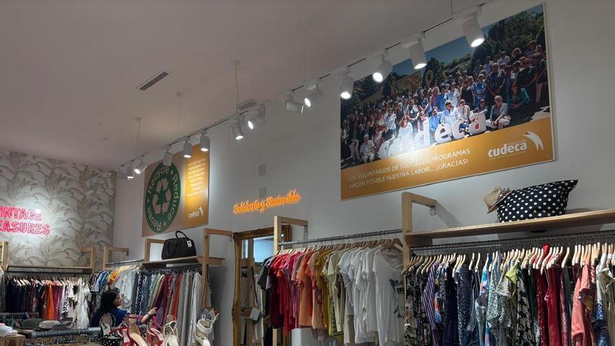 'Prendas con historia': la iniciativa de la Fundación Cudeca que convierte la ropa de segunda mano en ayudas para cuidados paliativos