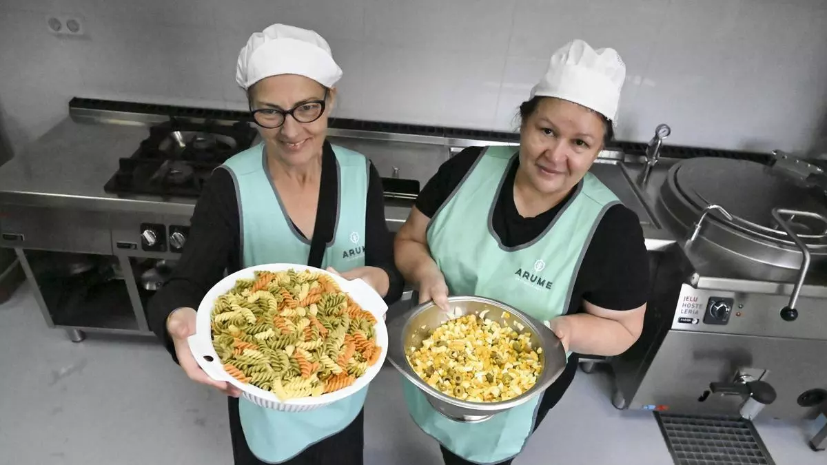 El colegio de Meicende, en Arteixo, cambia el cátering por la comida casera después de 30 años: "Reconvertimos a casa do conserxe en comedor"