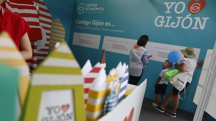 Conciencación y caridad en el stand de la Cocina Económica de Gijón en la Feria de Muestras