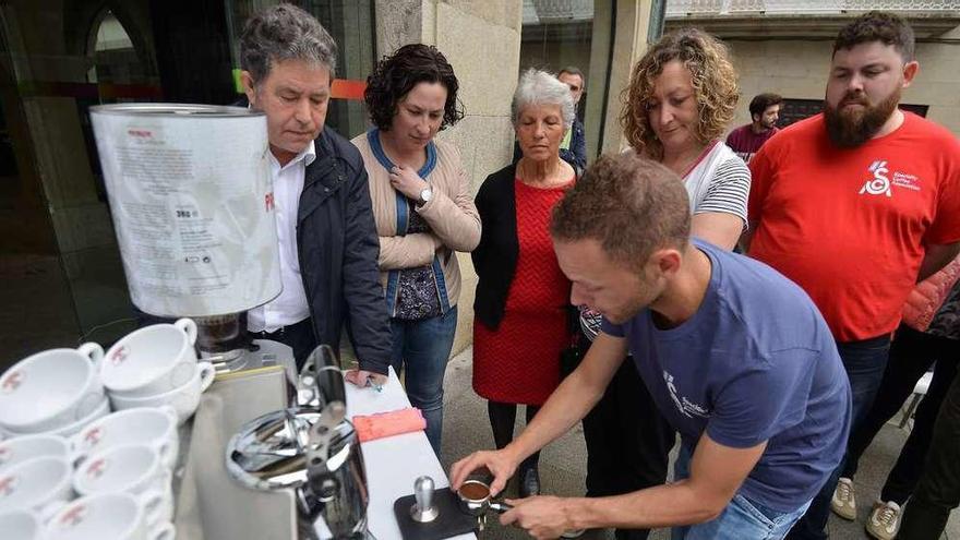 El alcalde, a la izquerda, fue el primer invitado a preparar los cafés que se degustarán en el festival. // G.S.