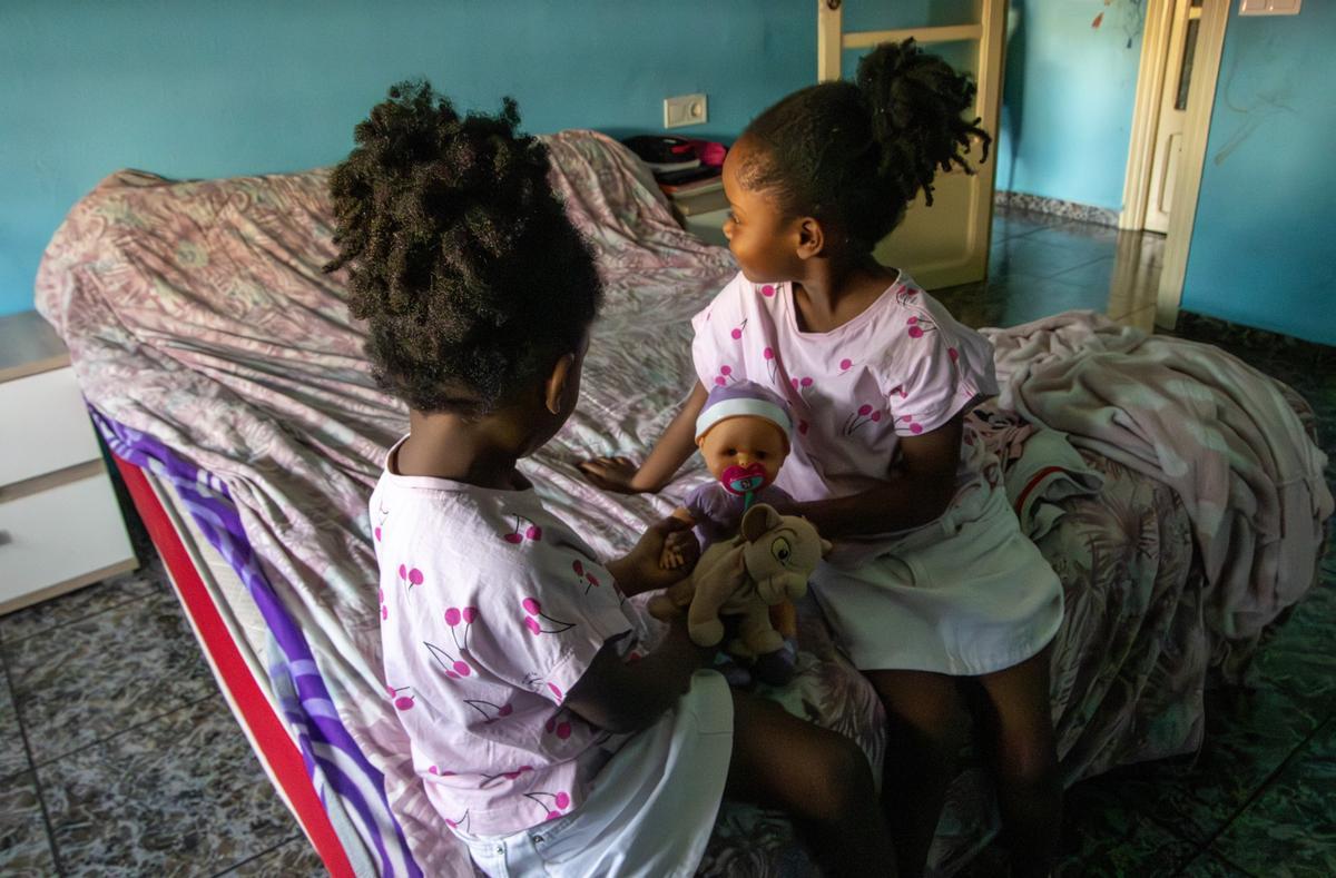 Maltractada, amb cinc filles i a 24 hores de quedar-se al carrer: «La meva única opció és un pis social»