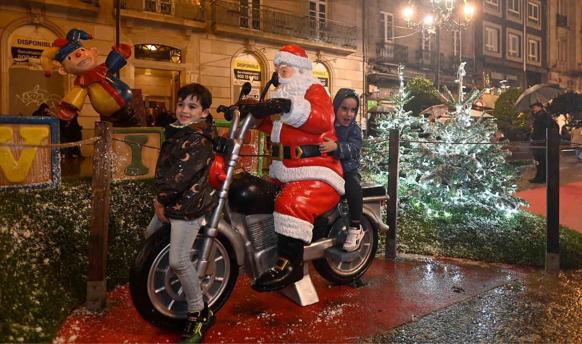 Vigo enciende la Navidad más grande de su historia ante miles de personas