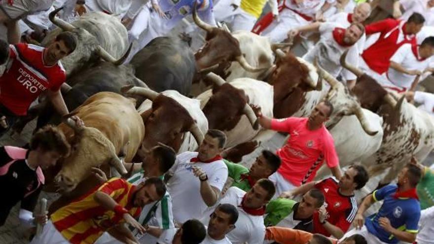 Los mozos corren ante los astados de Cebada Gago en el callejón de entrada a la Plaza de Toros.