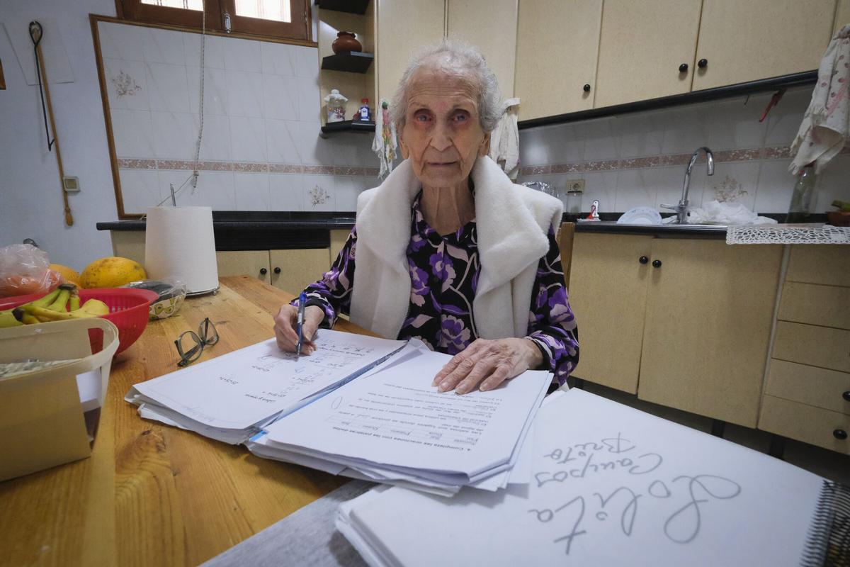 Dolores Campos Brito, de 92 años, en su casa con sus apuntes de clase.