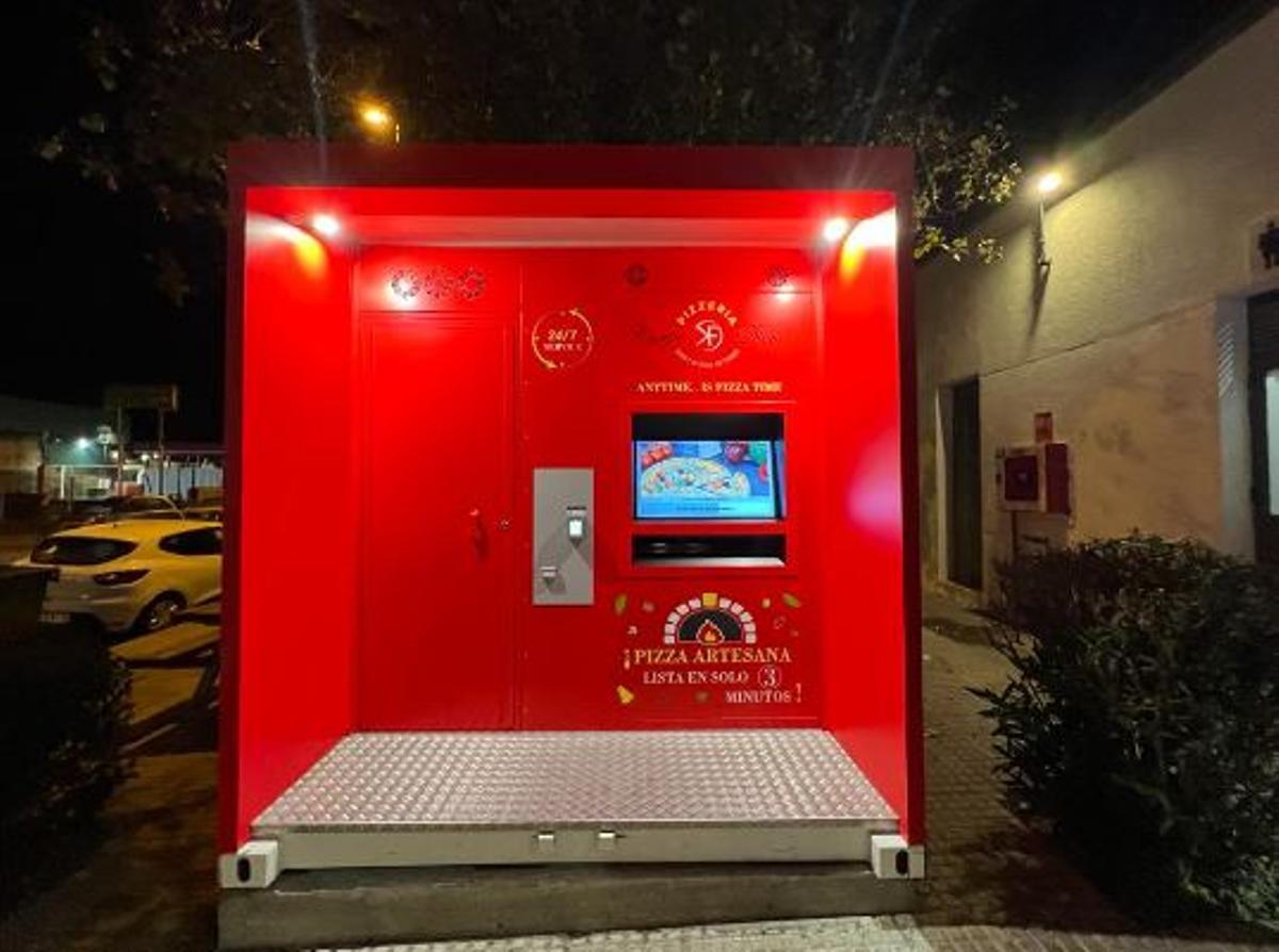 Mira aquí las imágenes de la primera máquina expendedora de pizzas en Ibiza
