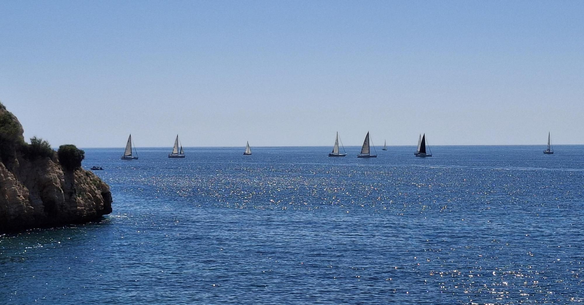Un horizonte de dientes de sierra: el espectáculo de la vela en la bahía de Xàbia (imágenes)