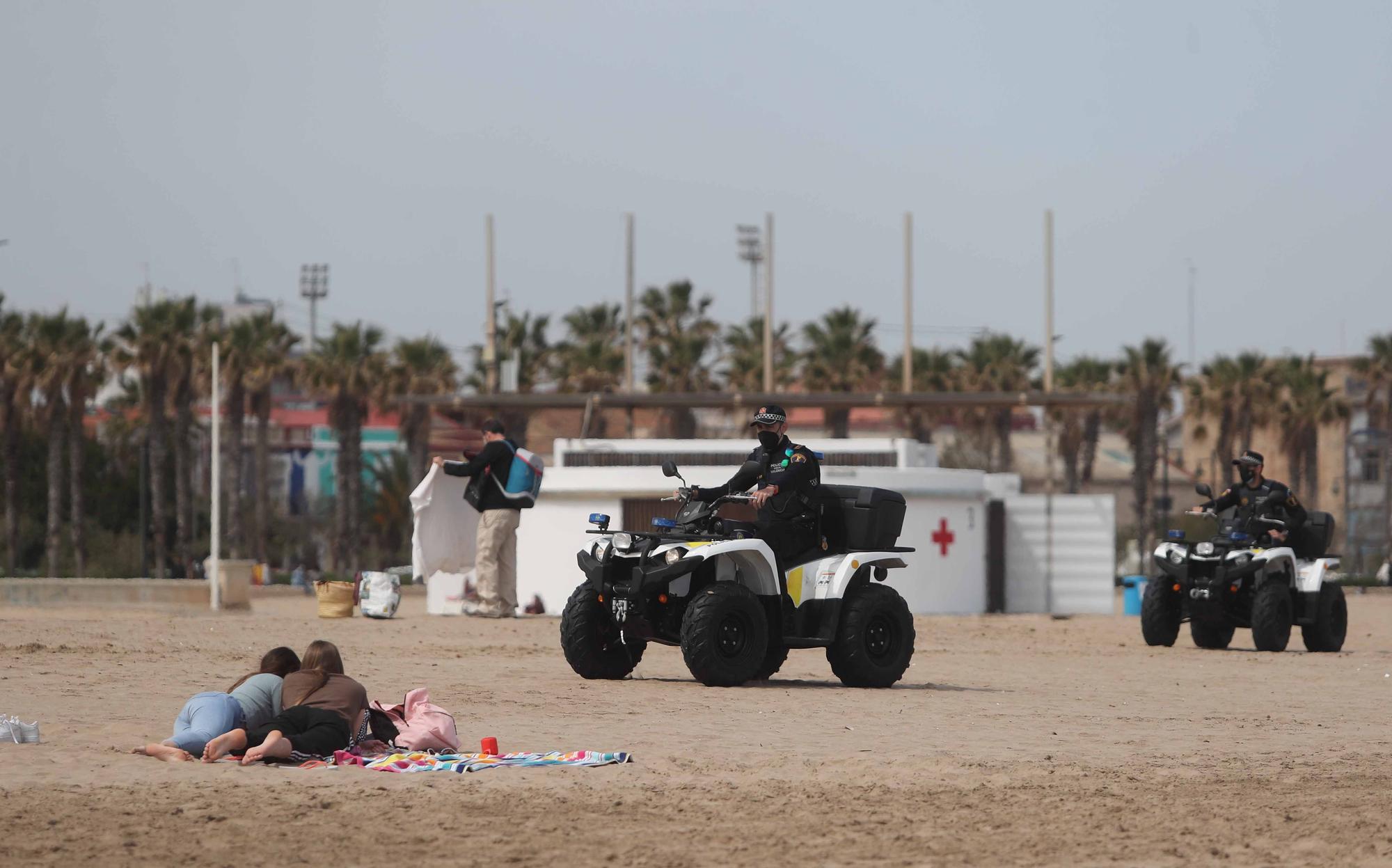 Playas, paseos y terrazas, llenos por el buen tiempo