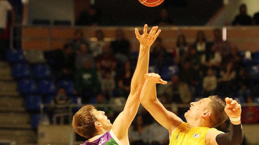 Fran y Omic, en el salto inicial del Unicaja-Gran Canaria.