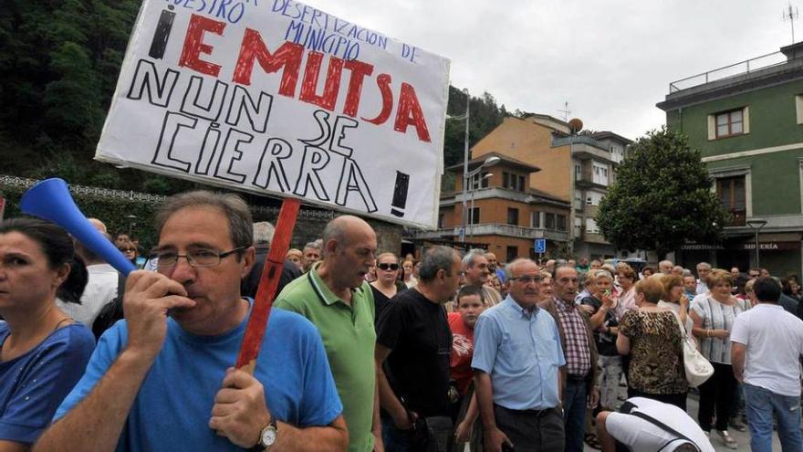 Participantes en la protesta convocada por el movimiento vecinal en apoyo de Emutsa.