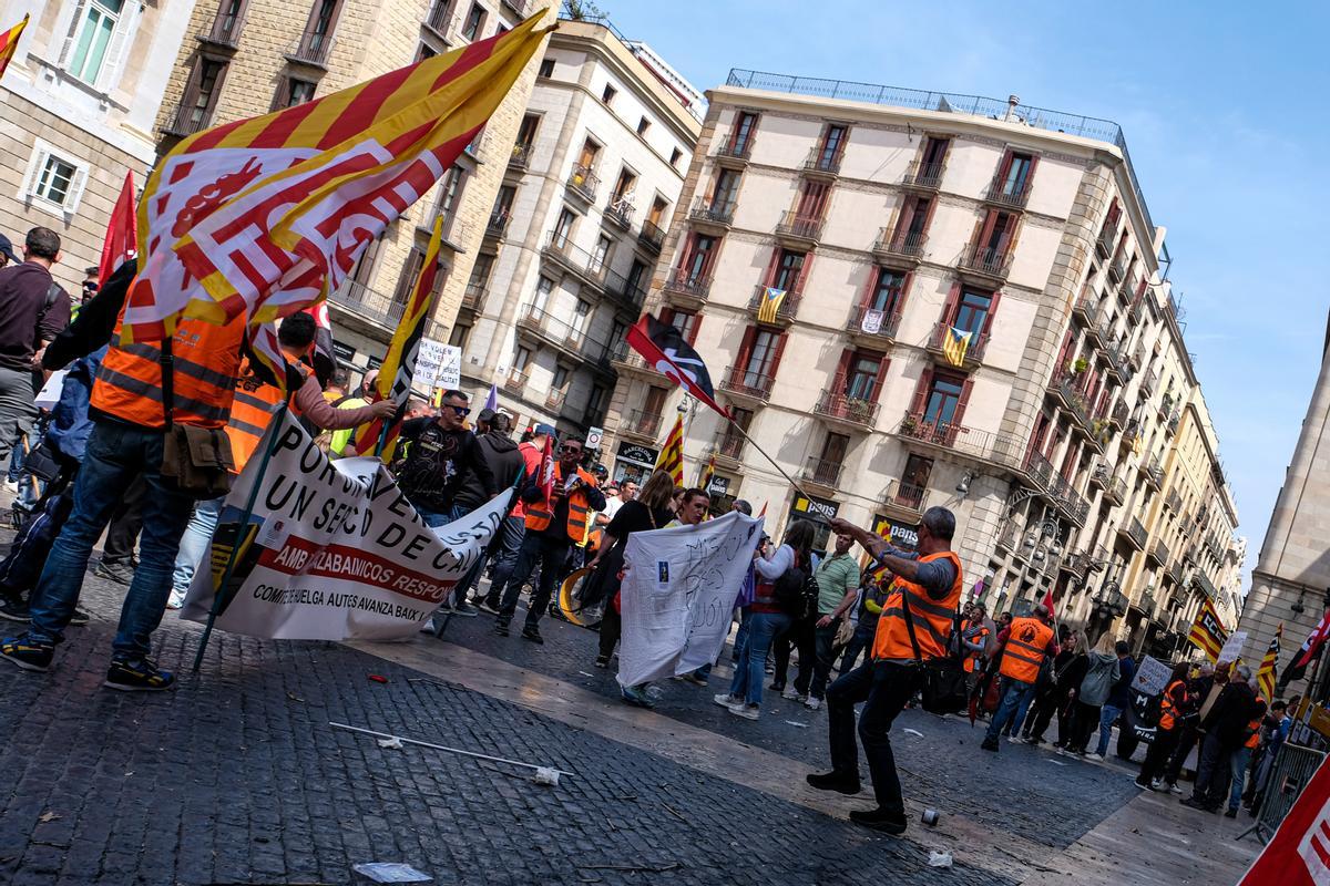 Manifestación de trabajadores de empresas de bus metropolitano (Avanza y Monbús) en la puerta del Ayuntamiento