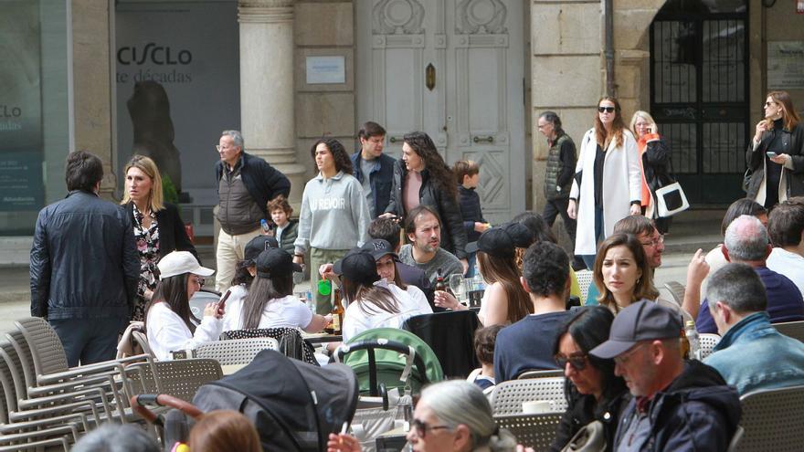 Terrazas llenas ayer, la mayoría de turistas y visitantes disfrutando ya de sus vacaciones de Semana Santa.   | // IÑAKI OSORIO