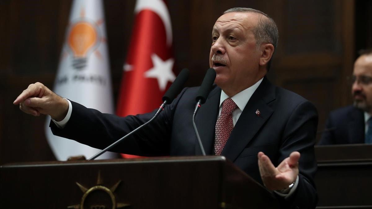 El presidente turco, Tayyip Erdogan se dirige a miembros del Parlamento durante una sesión del parlamento turco en Ankara