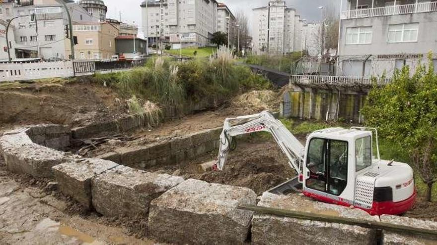 Trabajos de construcción de la acera en Mendaña de Neyra.