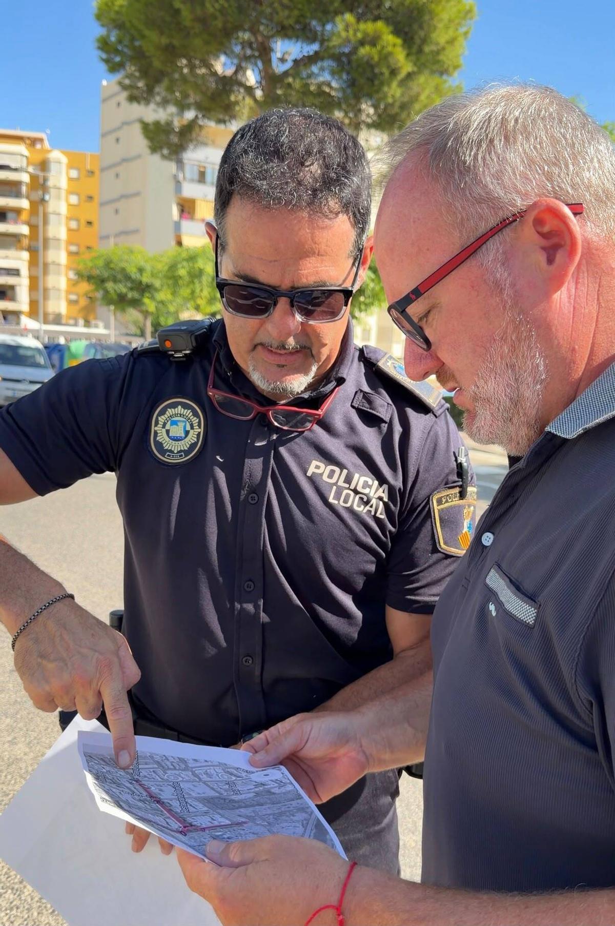 El jefe de la Policía Local y el alcalde de Xeraco estudian el dispositivo sobre el terreno