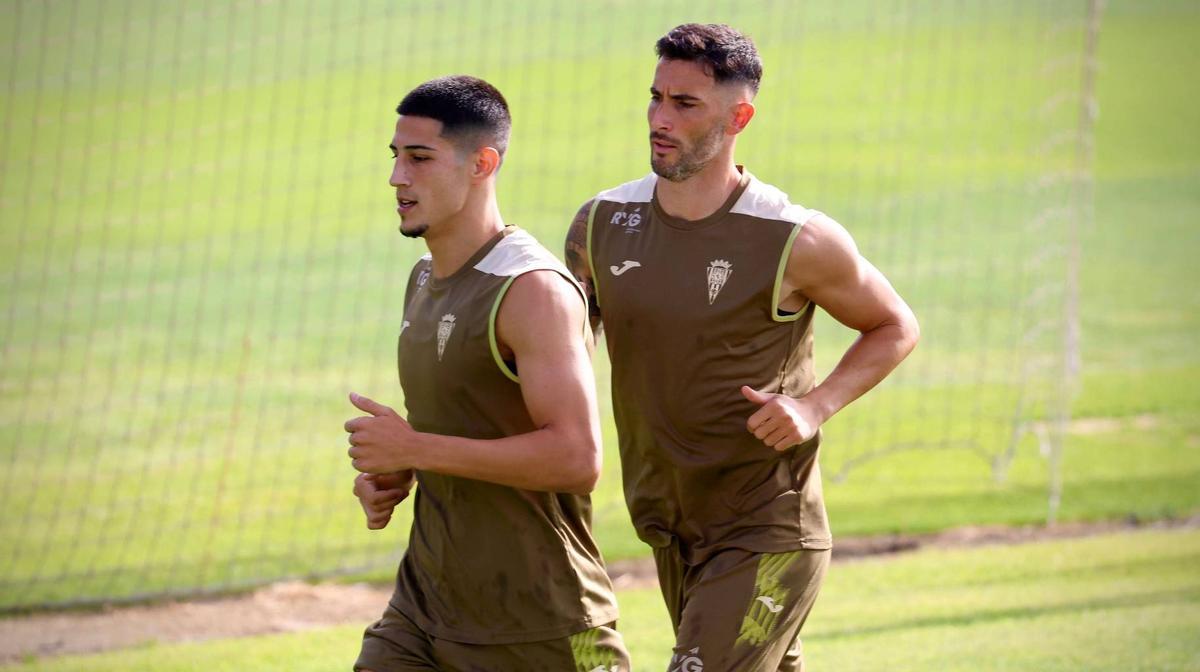 Víctor Sánchez, en un entrenamiento, junto a Carlos Albarrán.